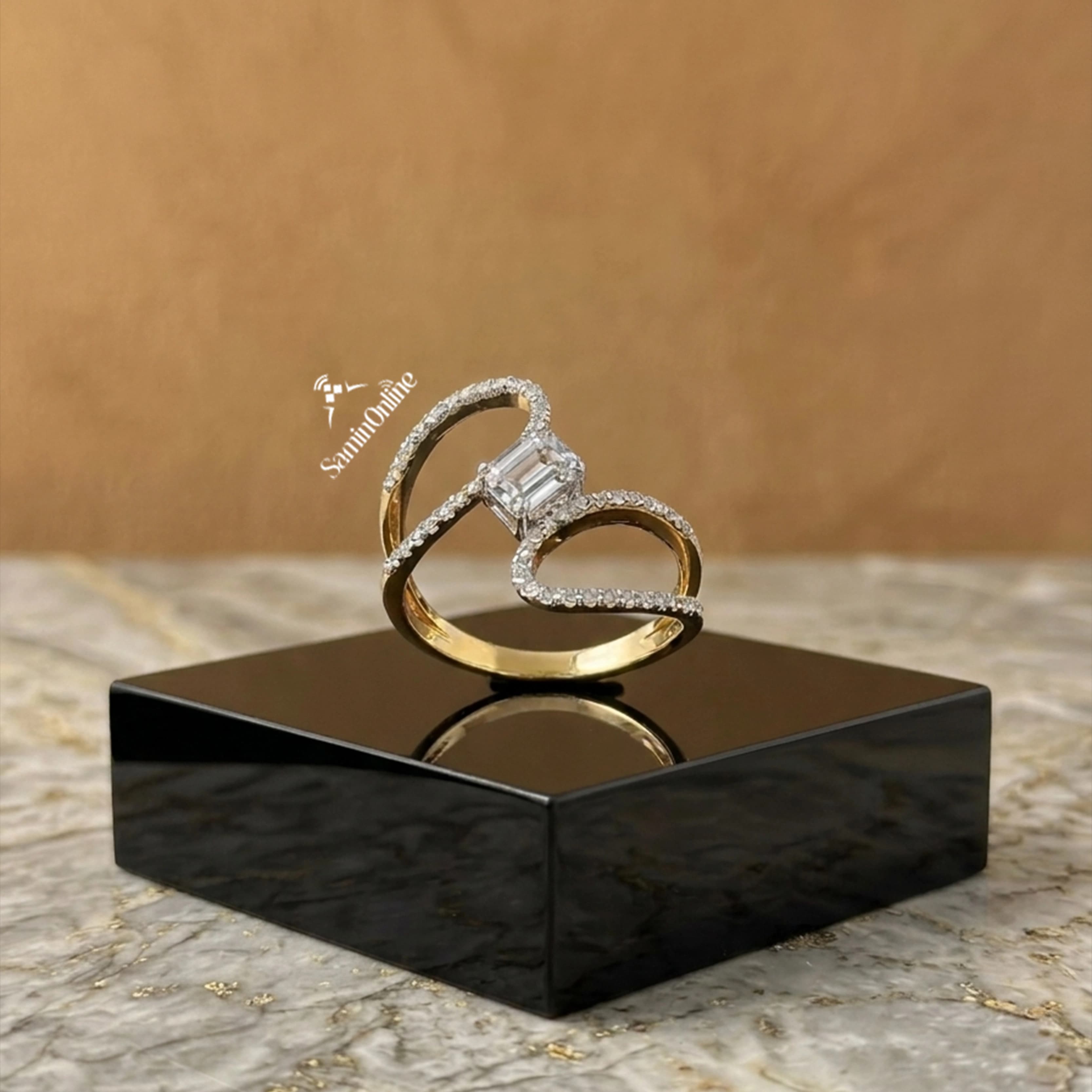 انگشتر طلای 18 عیار زرد مدل 6868 به وزن 3.25 گرم، دارای 3 قطعه الماس تراش باگت به وزن 14 سوت و 50 قطعه برلیان سفید مجموعاً 37 سوت با طراحی هندسی منحنی.